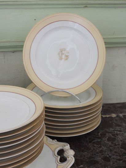 Partie de service de table en porcelaine...