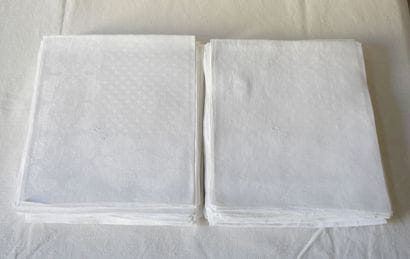 Seventeen damask napkins Flowers, Semi of...
