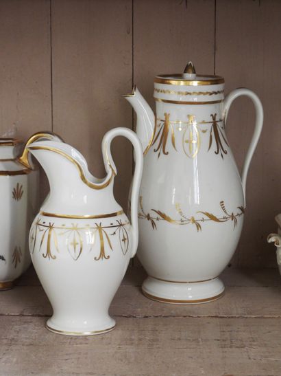 Grande verseuse et pot à lait en porcelaine...