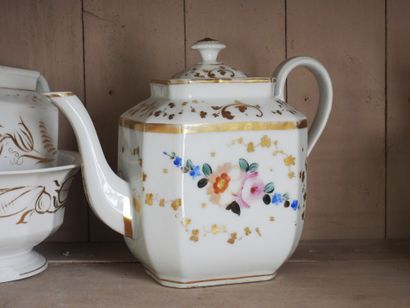 Grande verseuse et crémier en porcelaine...