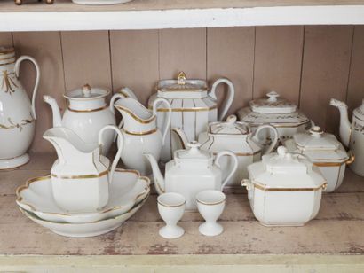 Ensemble en porcelaine émaillée à décor blanc...