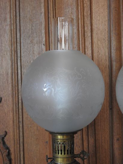 Pair of oil lamps in porcelain with white-blue...