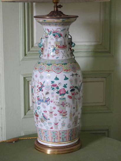 Grand vase en porcelaine émaillée à décor...
