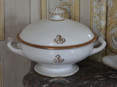 Réunion d'une petite soupière et d'une saucière...