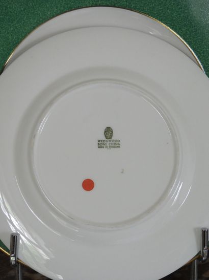 WEDGWOOD. Suite de trois assiettes en porcelaine...