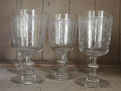 Suite of eight glasses engraved with garlands...