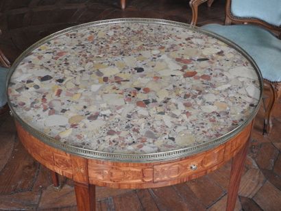 Table bouillotte in veneer and inlaid decoration...