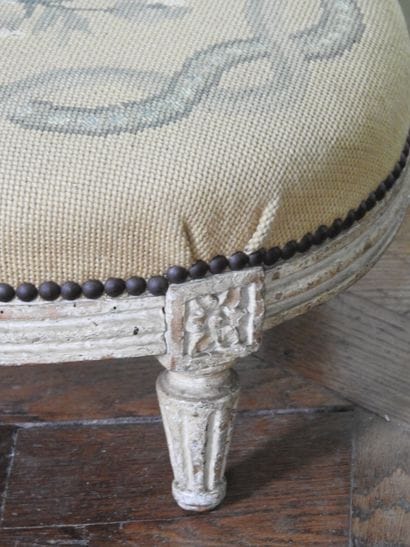 Oval-shaped footrest in white lacquered wood...