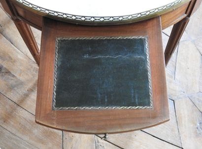 Mahogany bouillotte table opening in the...