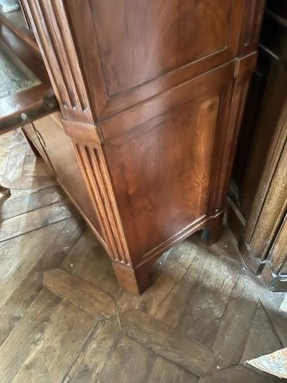 
Straight secretary in mahogany veneer, opening...