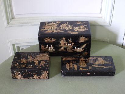 Lot en laque et carton bouilli à décor dans...