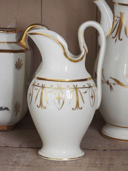 Grande verseuse et pot à lait en porcelaine...