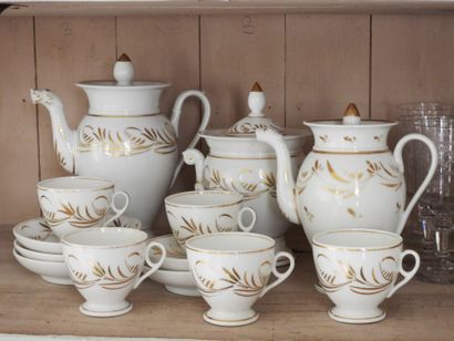 Partie de service à café en porcelaine blanche...