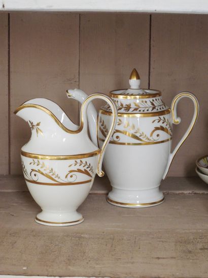 Verseuse et crémier en porcelaine émaillée...