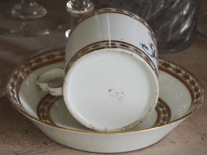Reunion of a white and gold porcelain pot...