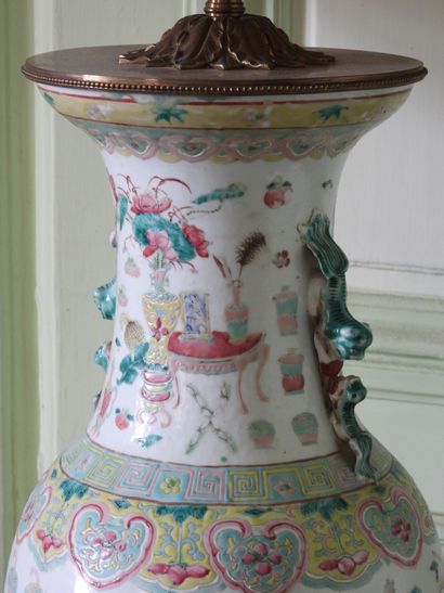Grand vase en porcelaine émaillée à décor...