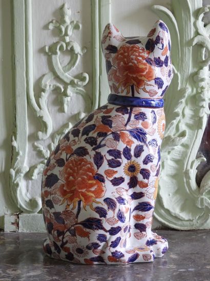 Chat en porcelaine à décor rouge, bleu et...