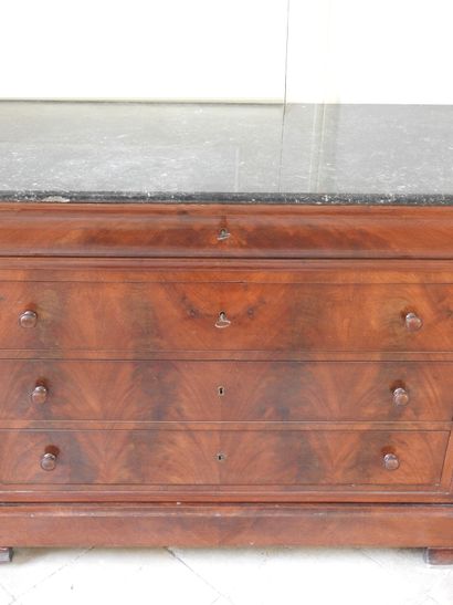 Mahogany and mahogany veneer chest of drawers...