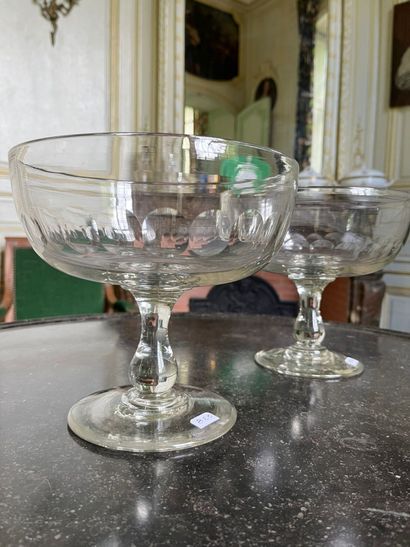 Paire de coupes en verre soufflé à cotes...