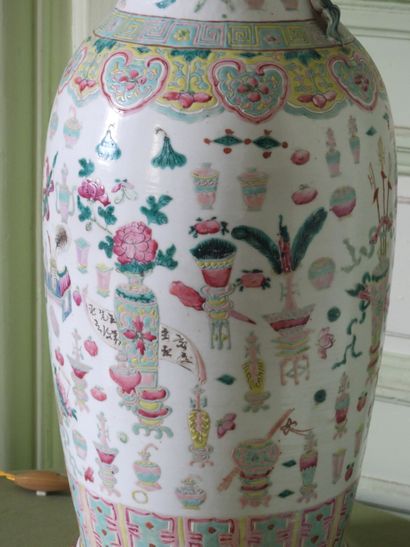 Grand vase en porcelaine émaillée à décor...