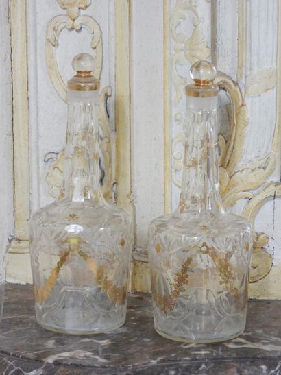 Paire de carafons en verre soufflé et doré...