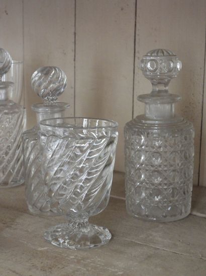 BACCARAT: Lot in pressed molded crystal including...