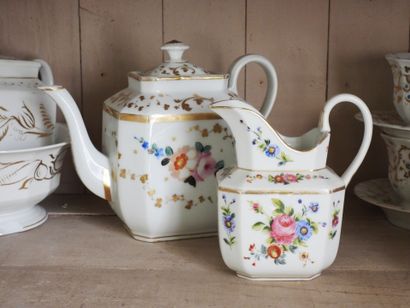 Grande verseuse et crémier en porcelaine...