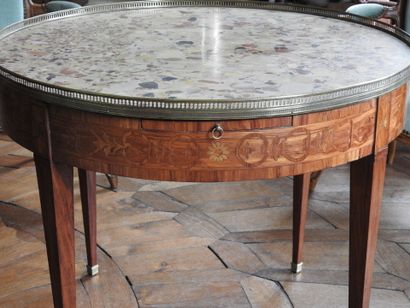 Table bouillotte in veneer and inlaid decoration...
