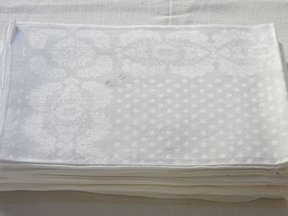 Seventeen damask napkins Flowers, Semi of...