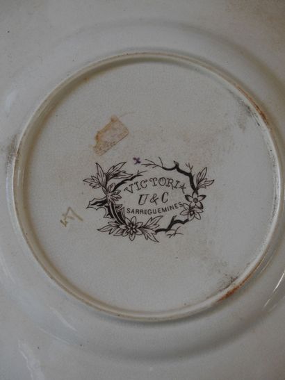 SARREGUEMINES: Pair of plates decorated in...