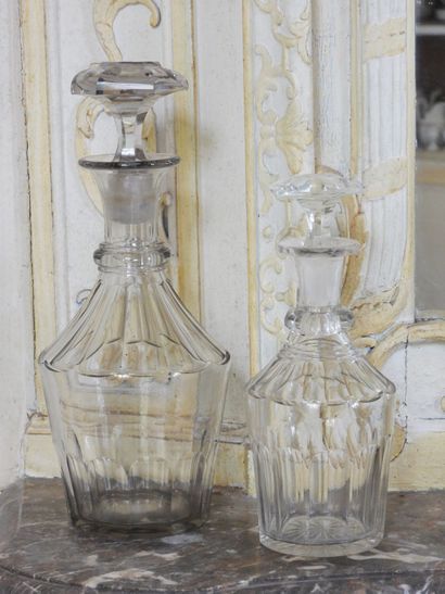 Réunion de deux carafes en cristal taillé...