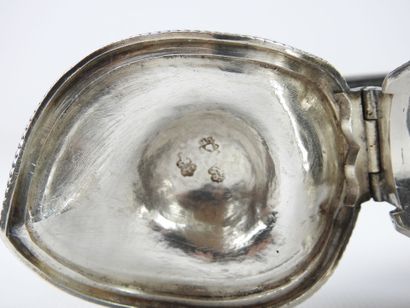 Selfish silver pot with flat bottom and medallion...