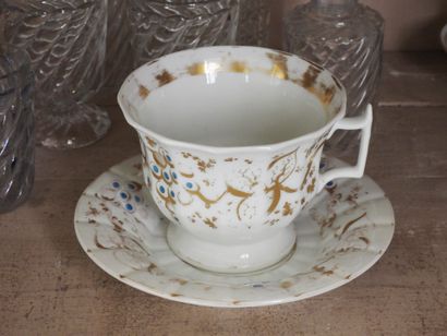 Paire de déjeuners en porcelaine à décor...