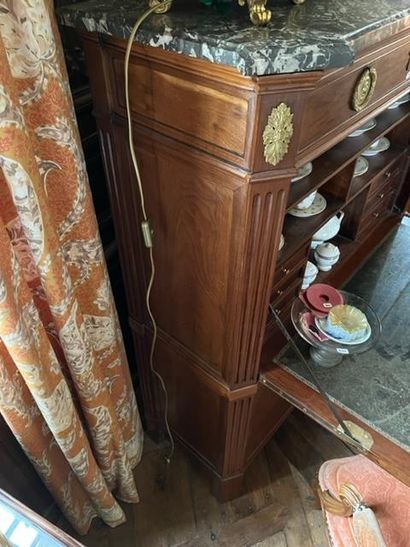 
Straight secretary in mahogany veneer, opening...