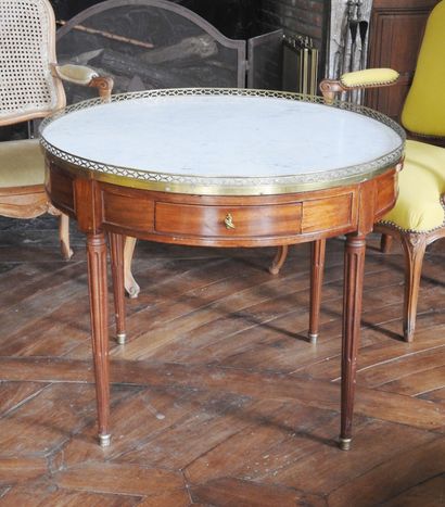 Mahogany bouillotte table opening in the...