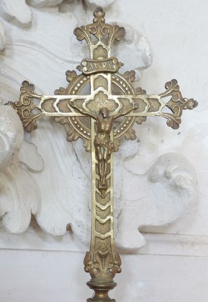 Cross of procession in bronze. H. 46 cm....