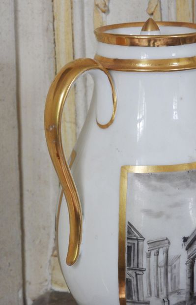 Verseuse en porcelaine de Paris à décor sur...