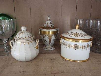 Lot in enamelled and gilded porcelain including...