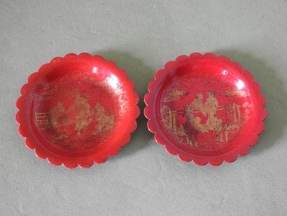 Meeting of a crumb collector and two lacquered...
