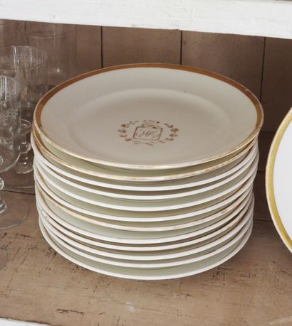 Suite of twenty-five plates in white and...