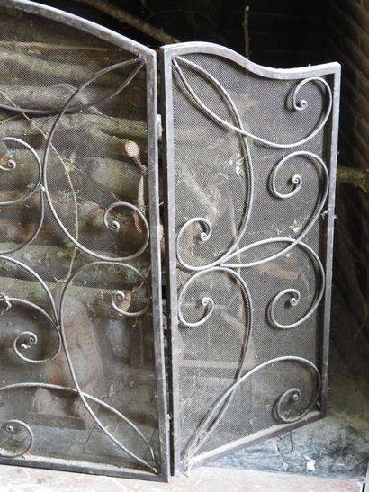 Pare-étincelles en métal à décor d'arabesques....