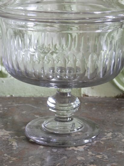 Drageoir en verre à cotes plates et pied...