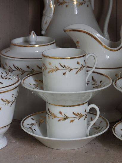 Partie de service en porcelaine blanche et...