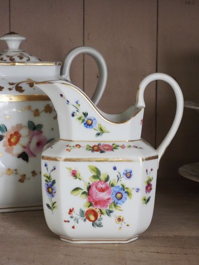 Grande verseuse et crémier en porcelaine...