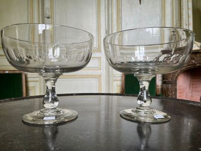 Paire de coupes en verre soufflé à cotes...