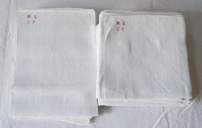 Set composed of eleven & four Napkins to...