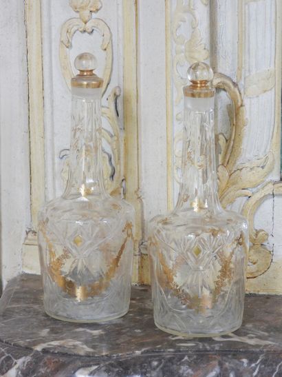Paire de carafons en verre soufflé et doré...