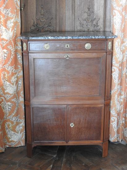 
Straight secretary in mahogany veneer, opening...