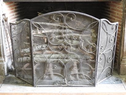 Pare-étincelles en métal à décor d'arabesques....