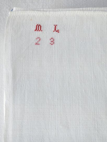 Set composed of eleven & four Napkins to...